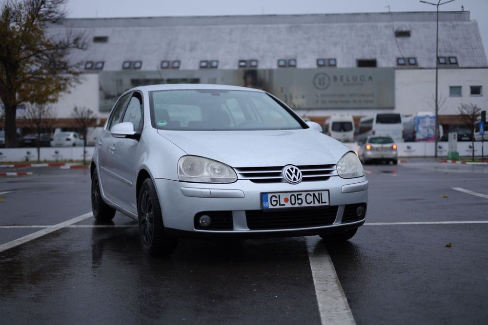 Vând Volkswagen Golf 5 – 1.6 benzină