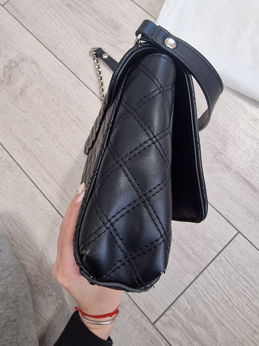 Оригинилна дамска чанта Guess с прахообразна торбичка