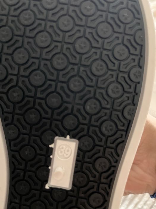 Pantofi sport diferite marimi