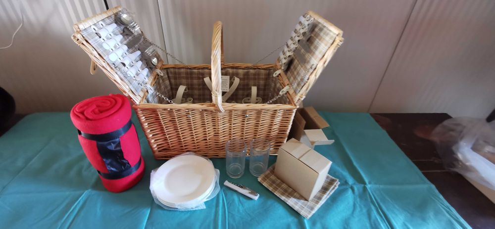 Cos de picnic pentru 4 persoane