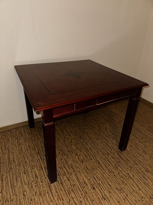 Стол квадратный в хорошем состоянии