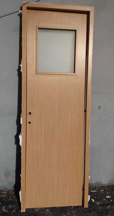 usa de interior , usa baie cu geam mat