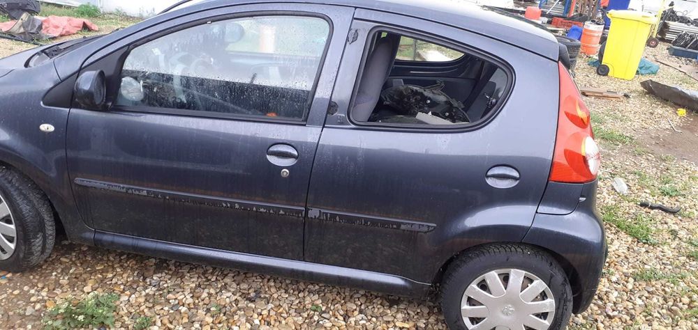 Dezmembrez Peugeot 107 benzina