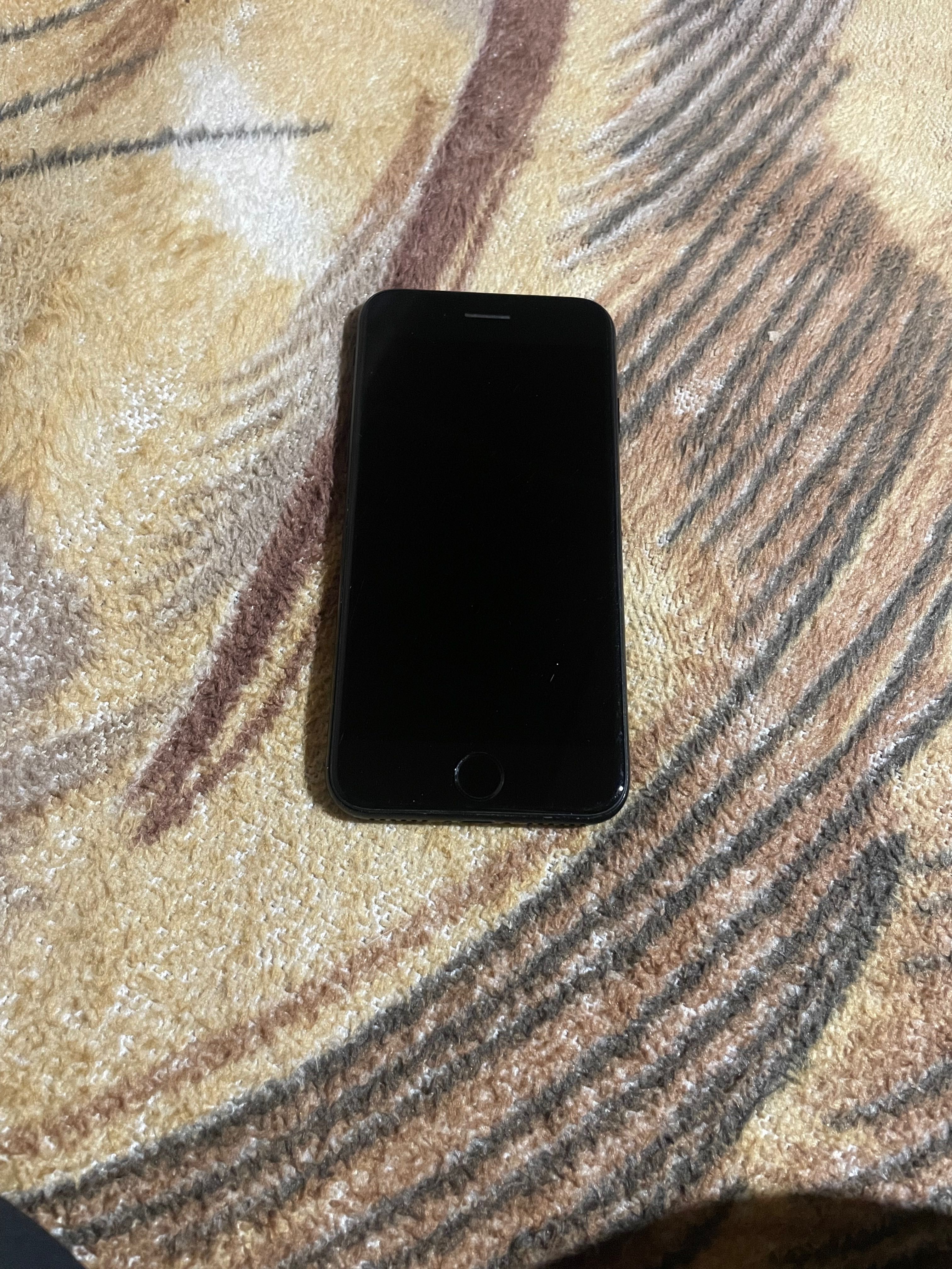 Продавам iPhone 7
