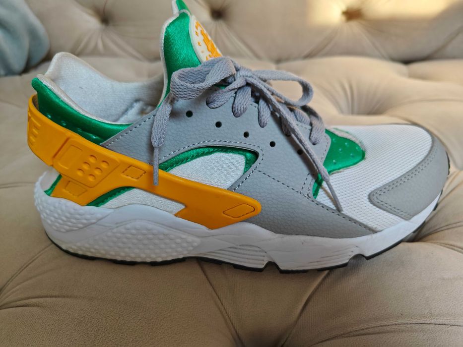 Nike Air Huarache originali purtați de câteva ori.