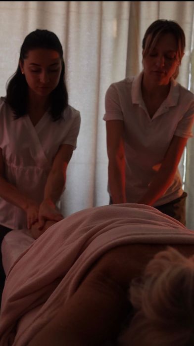 Masaj în 4 mâini dublă putere de relaxare