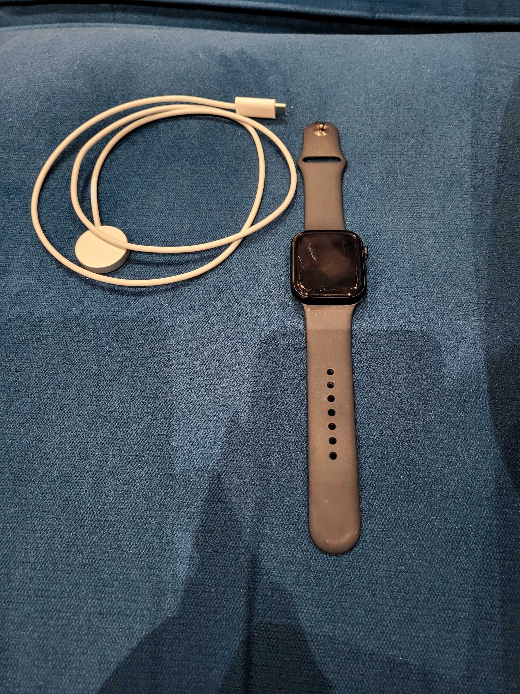 Apple Watch seria 7, 45 mm GPS Cellular