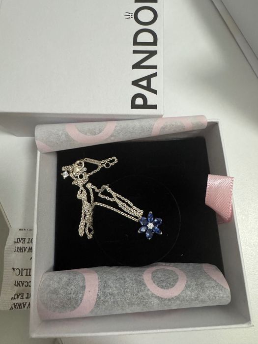Colier Pandora la vânzare,cu cutia cu tot