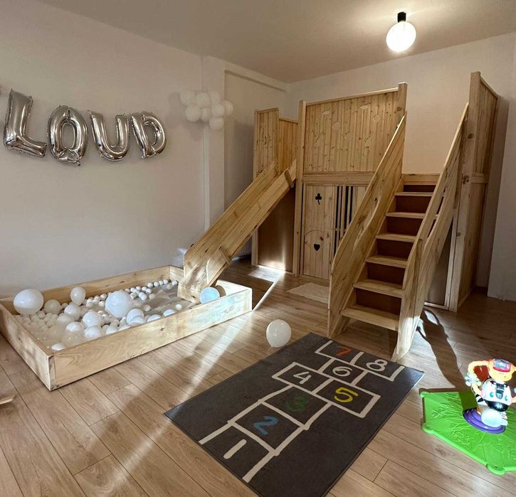 Ansamblu loc de joaca din lemn, cu tobogan si piscina pentru bile