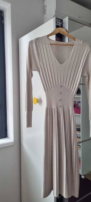 Vand rochie crem de zi, noua, eleganta!