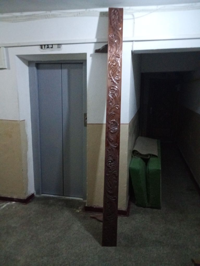 Draperie sculptata in lemn