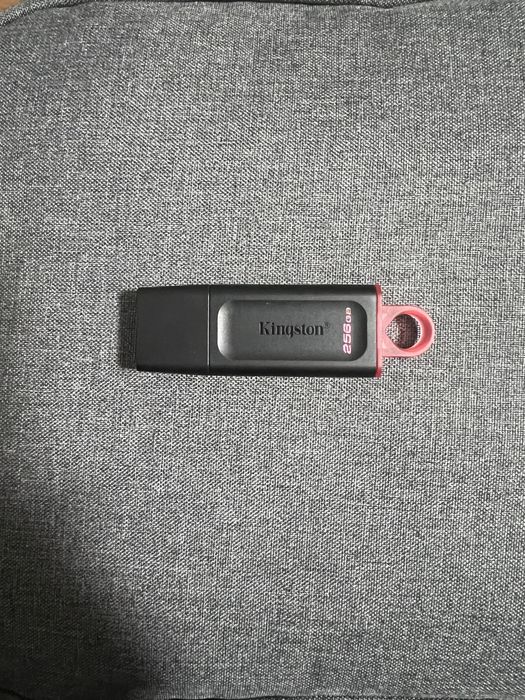 Флешка 256гб kingston продаю