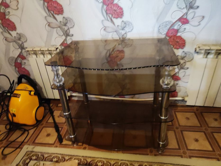 Продам стеклянный столик самовывоз!