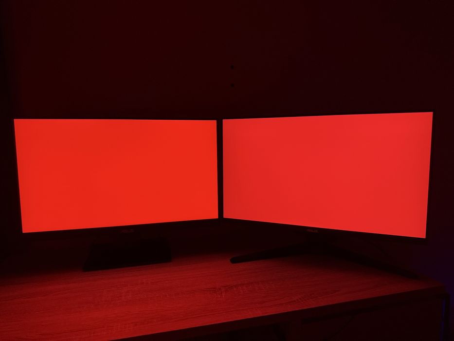 Monitoare de gaming + brat