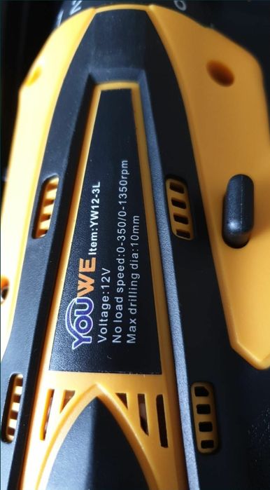 Mașină de găurit cu acumulator si accesorii