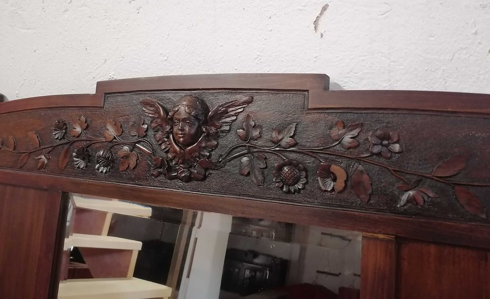 Oglinda veche din cristal cu rama din lemn