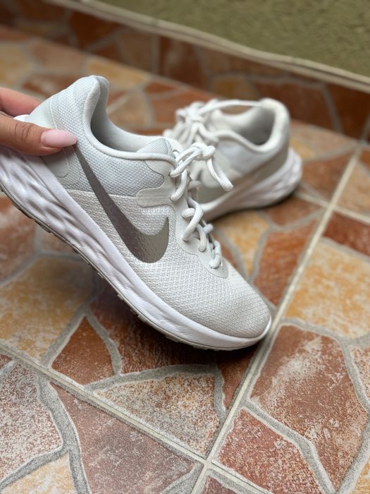 Бели нови маратонки на Nike