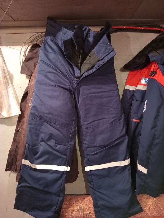 Продам зимний комплект . Верх куртка низ комбез. Новый комплект.