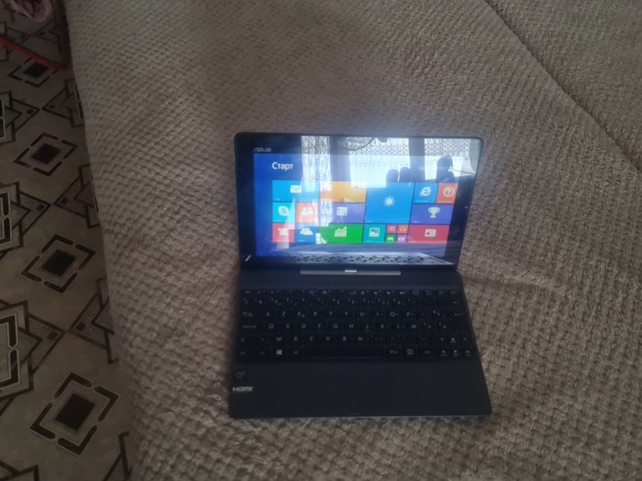 Asus лаптоп-таблет 10-инчов