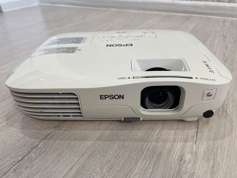 Пректор Epson EB-X8