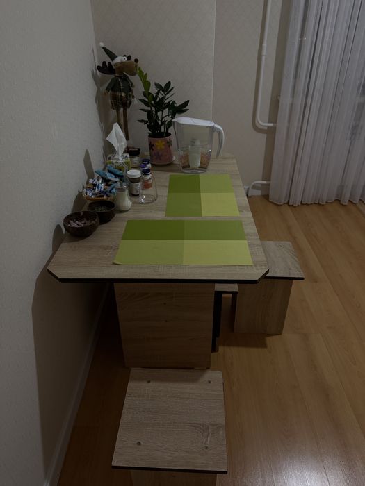 Стол кухонный светлый