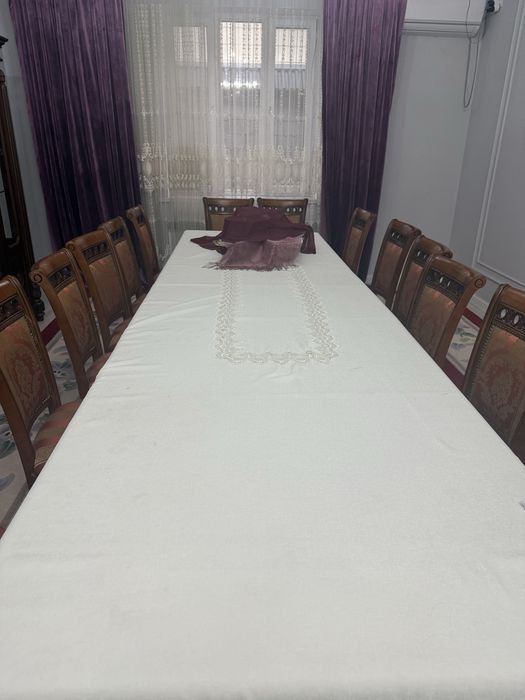 Продаетс стол и стулья в комплекте.