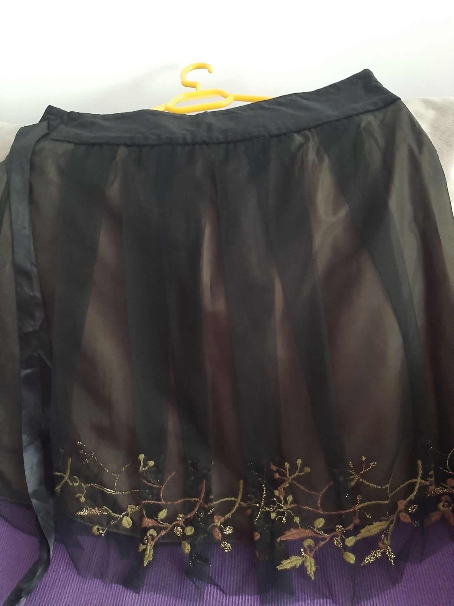 Fustă elegantă cu broderie. Nouă fără etichetă