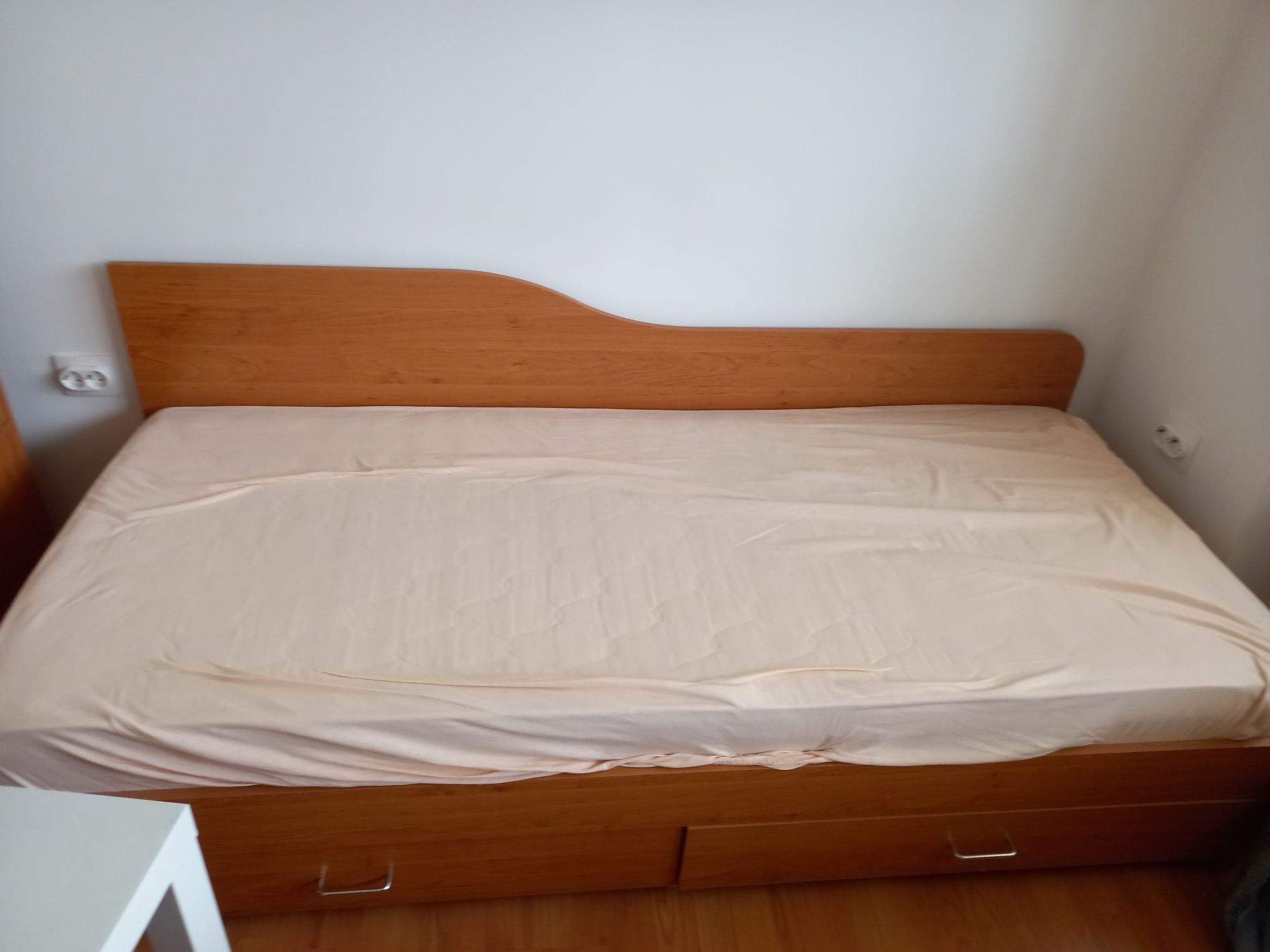 Единично легло с ракла
