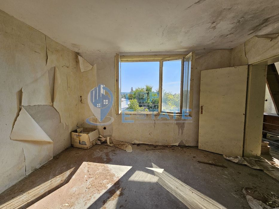 Масивна двуетажна къща с голям двор в с. Драгомирово, В. Търново