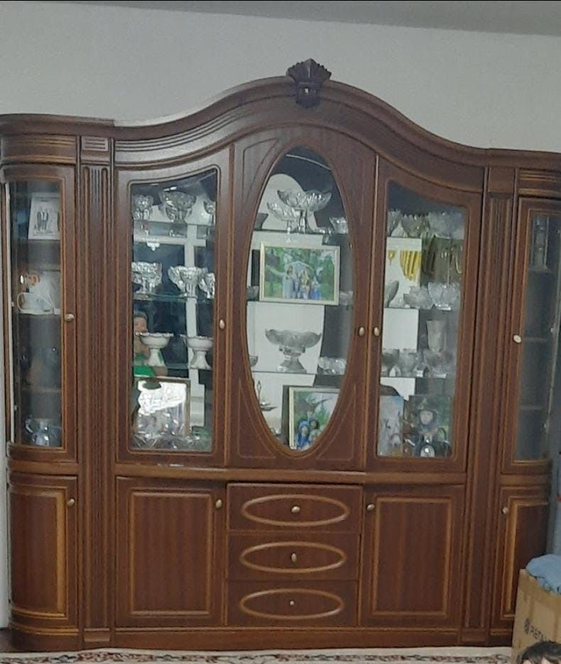 Стенка из натурального красного дерева