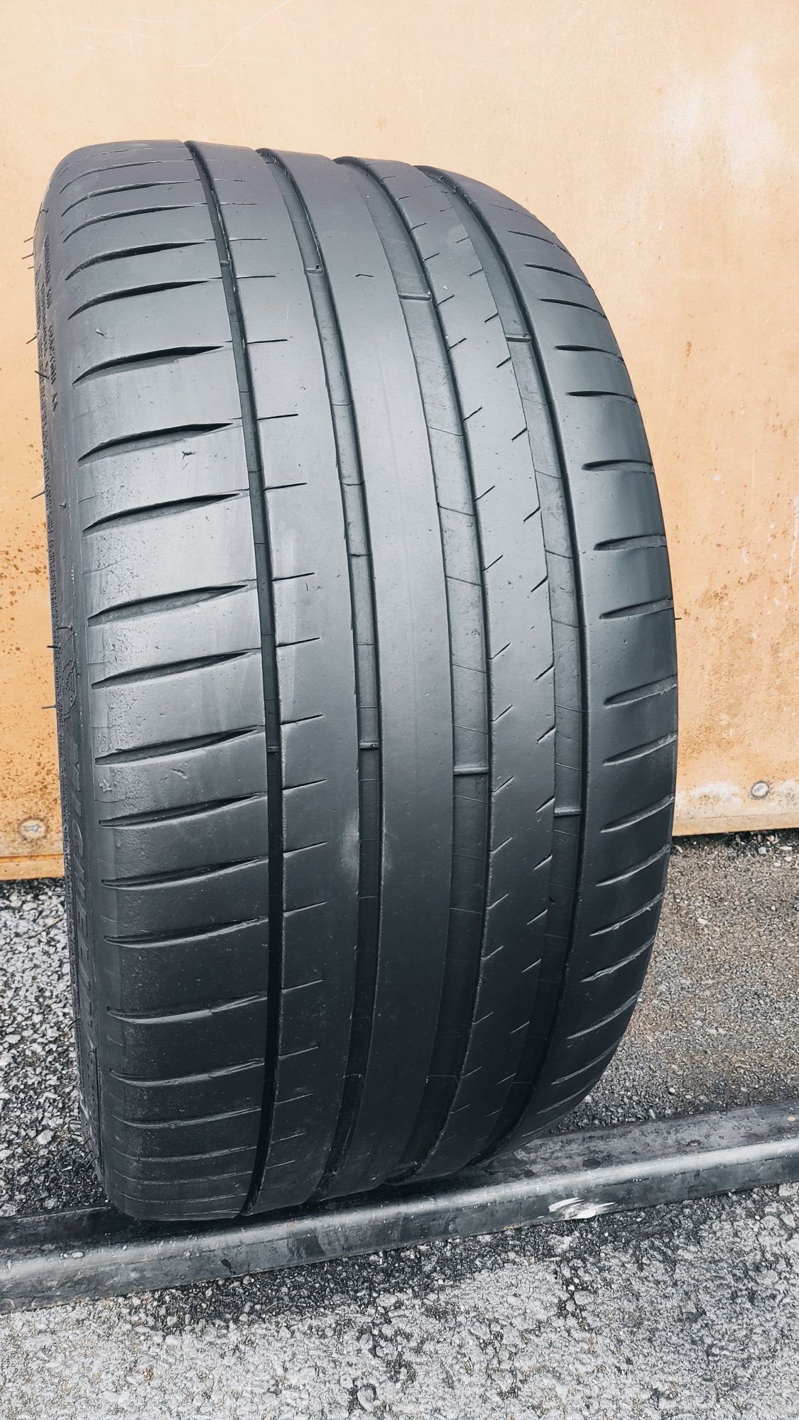 1брой лятна гума 255/35/19 Michelin Pilot Sport 4 
6.58mm
Добро състоя