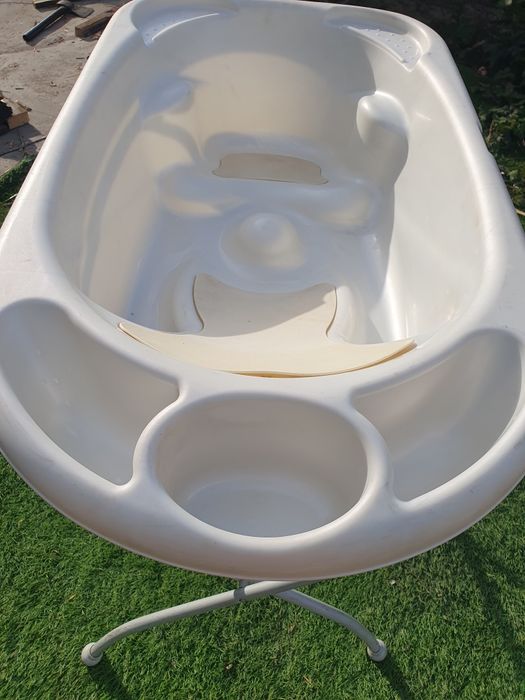 Продам ванночку для купания  на ножках