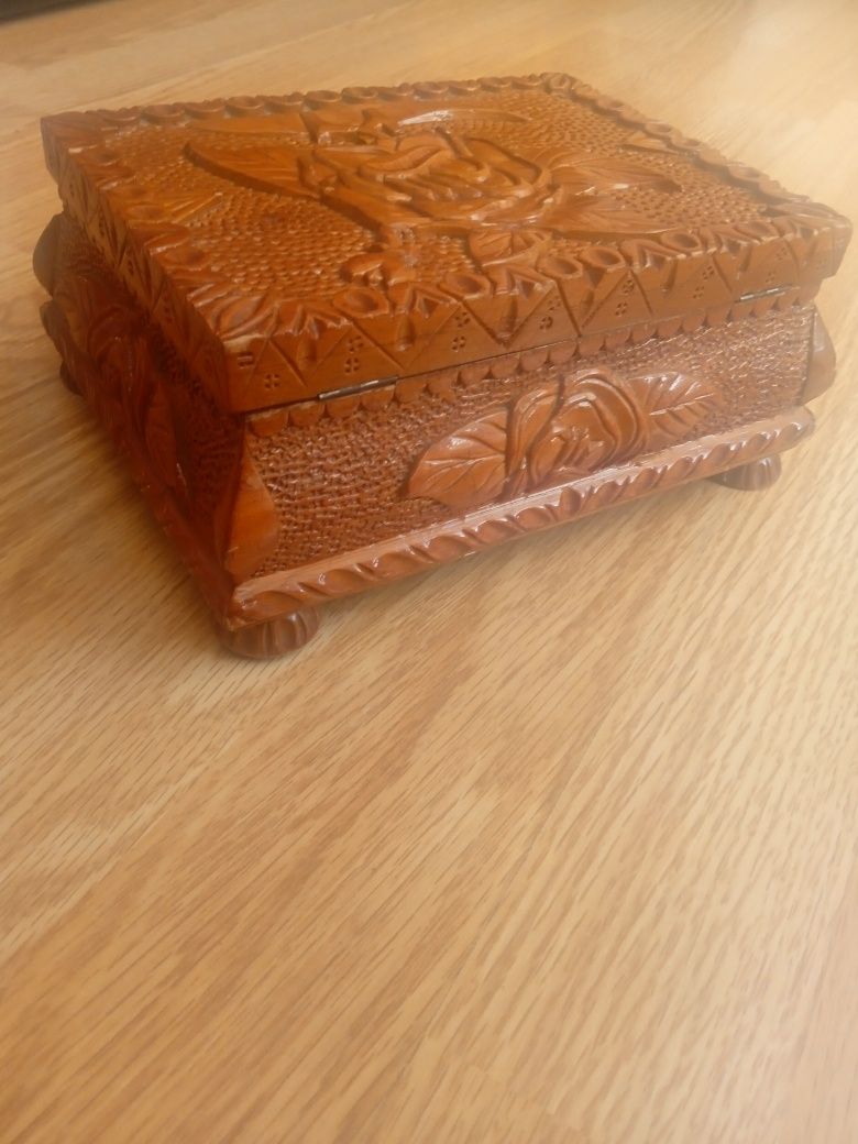 Cutie caseta lemn sculptata pt depozitare