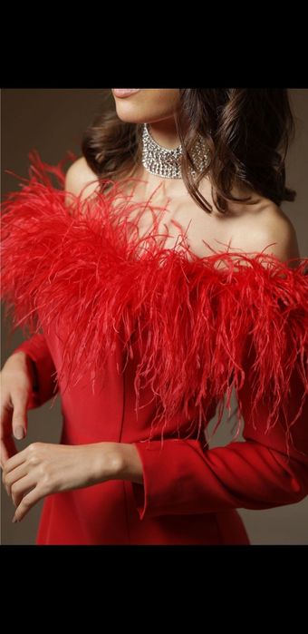 Rochie roșie cu pene naturale de struț