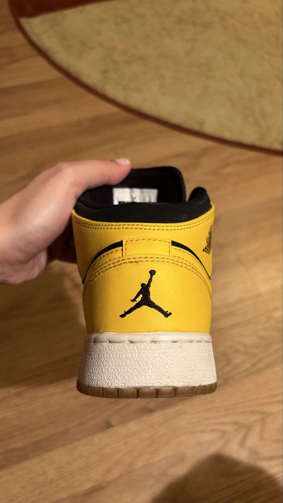 Jordan 1 Retro Mid New Love 2017 limited edition