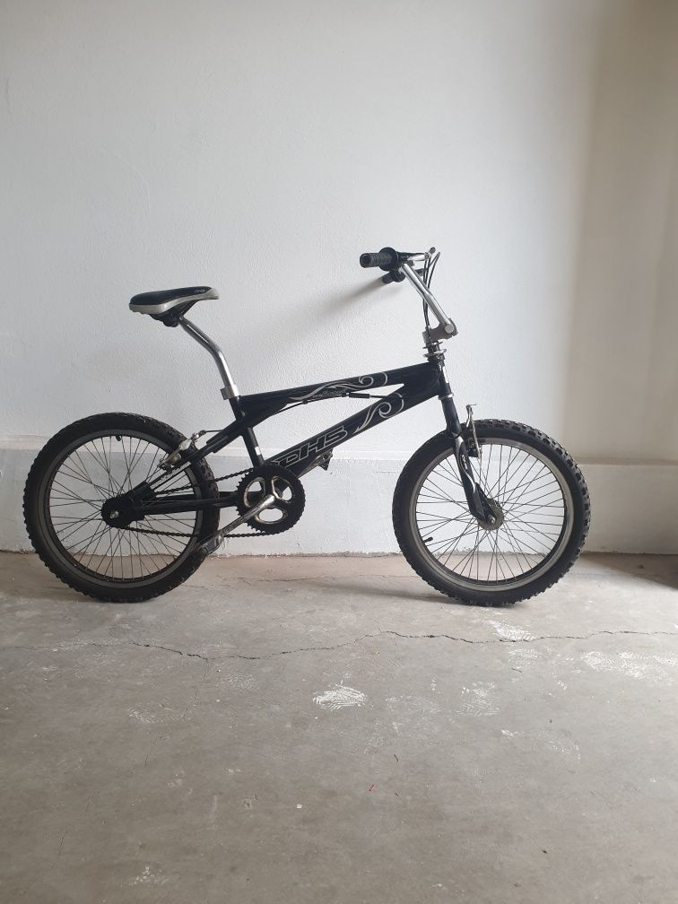 Vând bicicleta BMX