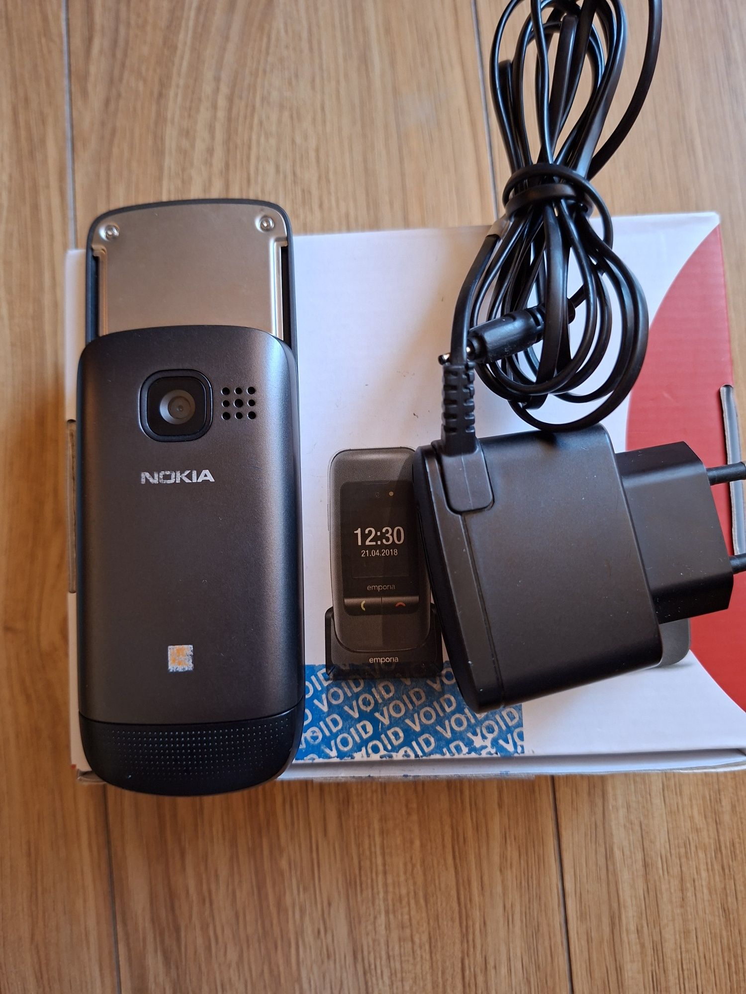Nokia cu clapeta culisanta.