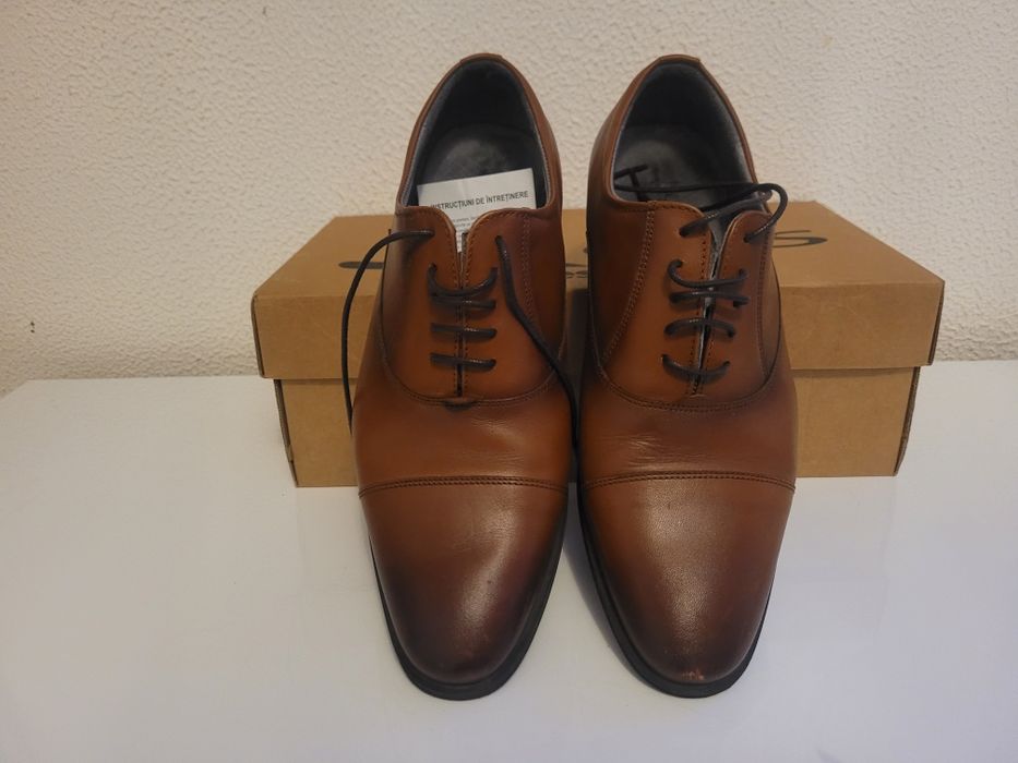 Pantofi bărbătești din piele masura 39 merg si la 40 . Preț 100 lei