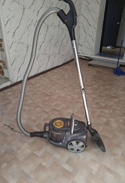 Пылесос Magna VCH2020OG черный