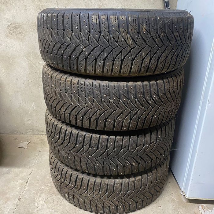 Продам покрышки на ипсун камри