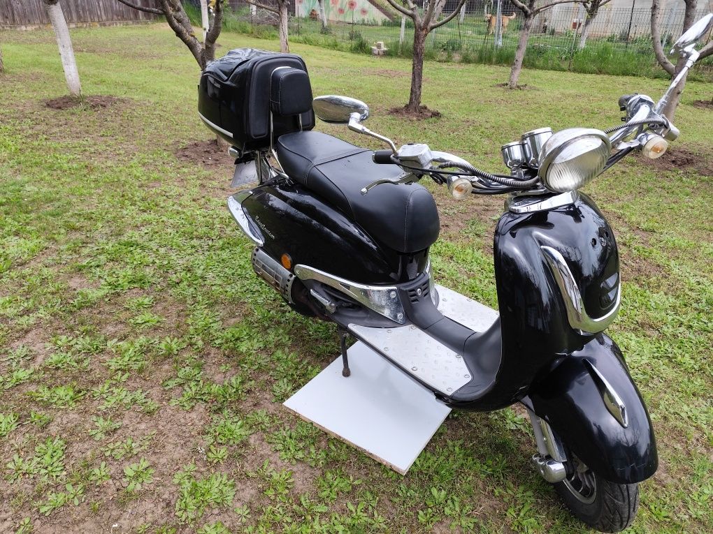 Motocicleta Honda CB 500 și scuter Znen 125