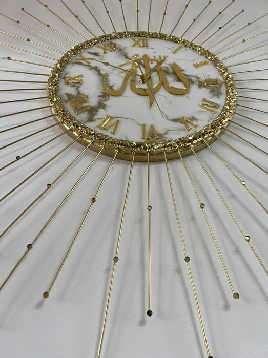 Часы с лучами в золоте