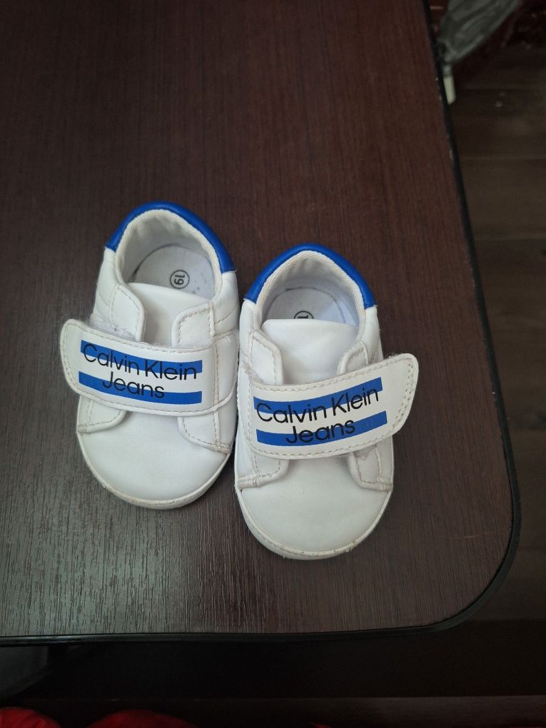 Vând adidași nike bebe și botoșei bebe calvin klein