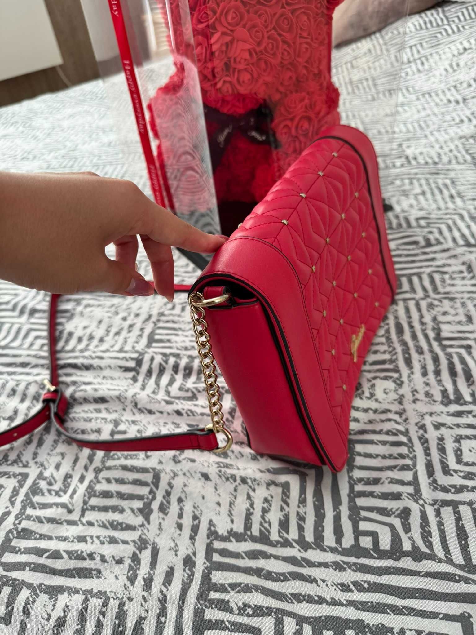 Маркова чанта Guess