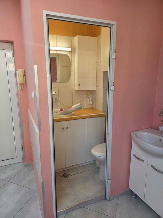 Продавам PVC врата с огледала от двете страни