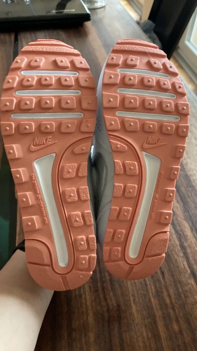 Nike - Спортни обувки Valiant с велкро и кожа, Мръснобял / Сребрист, 3