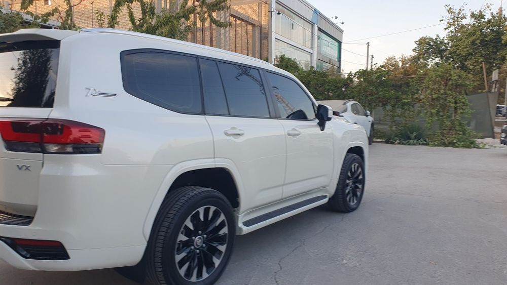 Toyota Land Cruiser.300 3.5Tvin turbo. Yili 2022. Yurgani 49000. Narxi