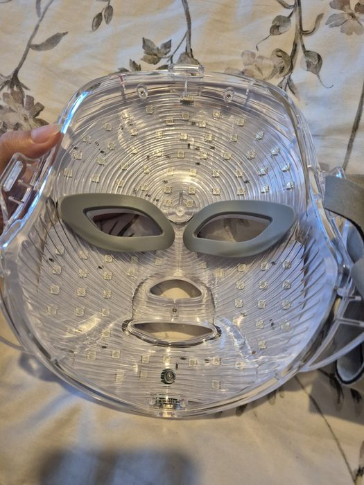 Лед маска за лице със различни светлини