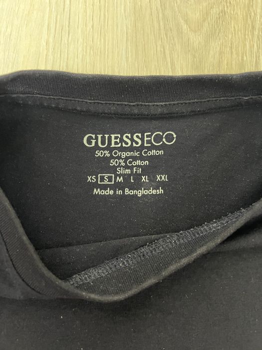 Vand tricou Guess albastru inchis marimea S in stare impecabila