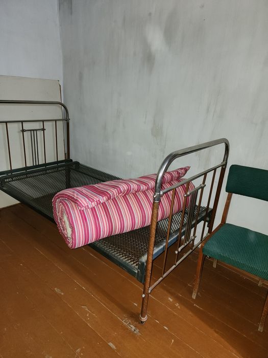 Кровать железная, топчан железный ,шифнеры,этажерки,столы,тумбочкиВсе